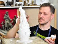 В.Б. Горбунов во время работы над моделью луховицкого памятника